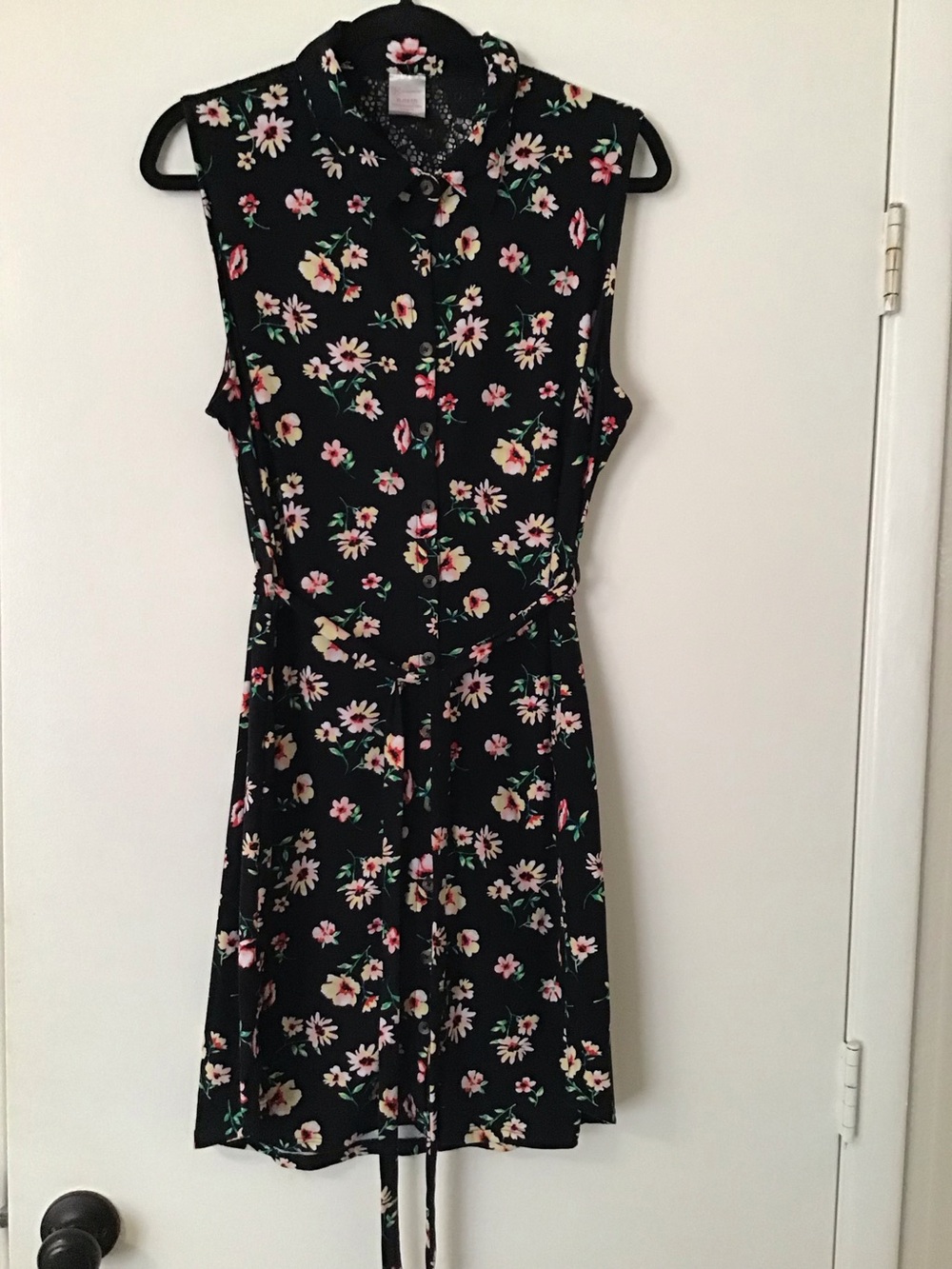Sleeveless Black Floral Button-Front Dress with Tie Waist